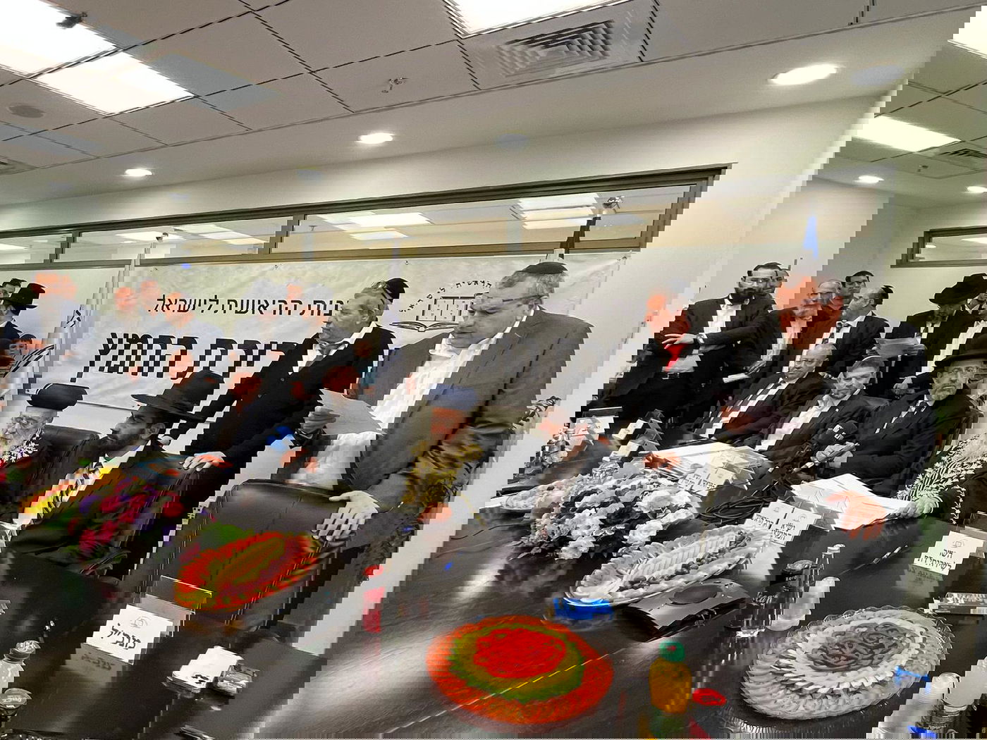 כמידי שנה: הרבנים הראשיים לישראל מכרו את החמץ של המדינה לג'אבר חוסיין 