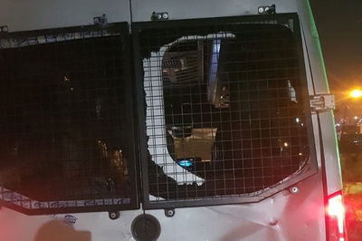 רכב האבטחה שניזוק כתוצאה מהסלעים שהושלכו לעברו