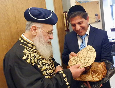 רב הסלבס הגיש לראשון לציון את המצות הירושלמיות 