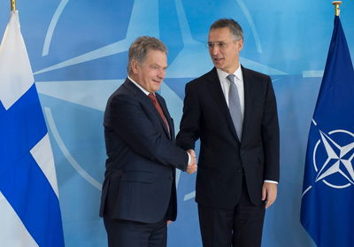 מימין: מזכ"ל נאט"ו | משמאל: נשיא פינלנד