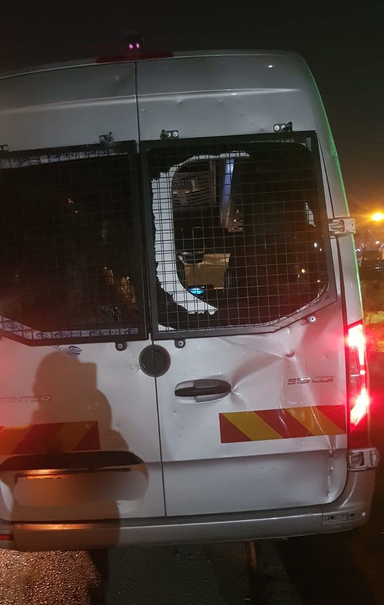 רכב האבטחה שניזוק כתוצאה מהסלעים שהושלכו לעברו