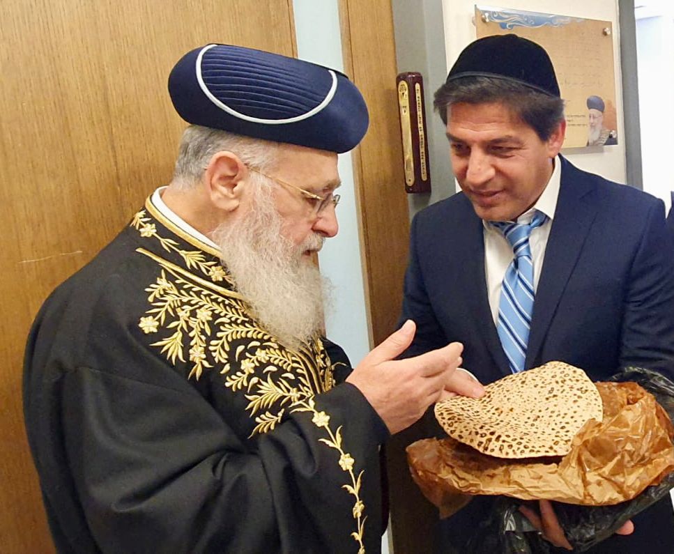 רב הסלבס הגיש לראשון לציון את המצות הירושלמיות 