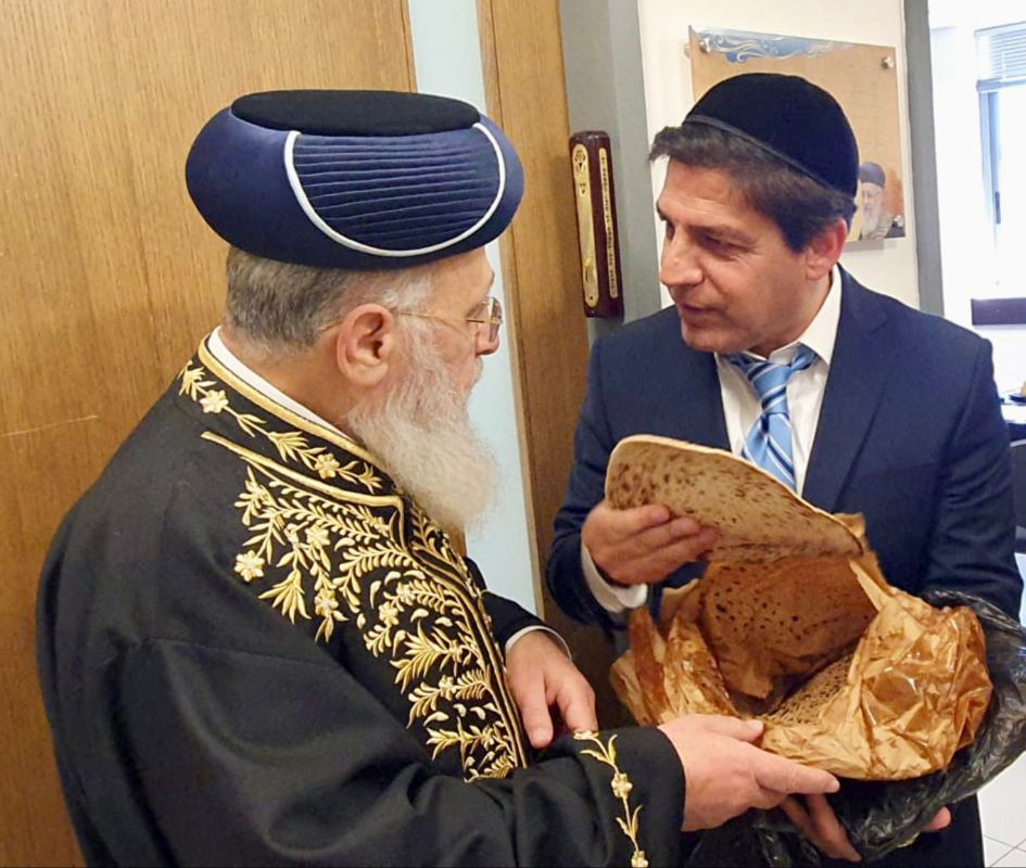 רב הסלבס הגיש לראשון לציון את המצות הירושלמיות 