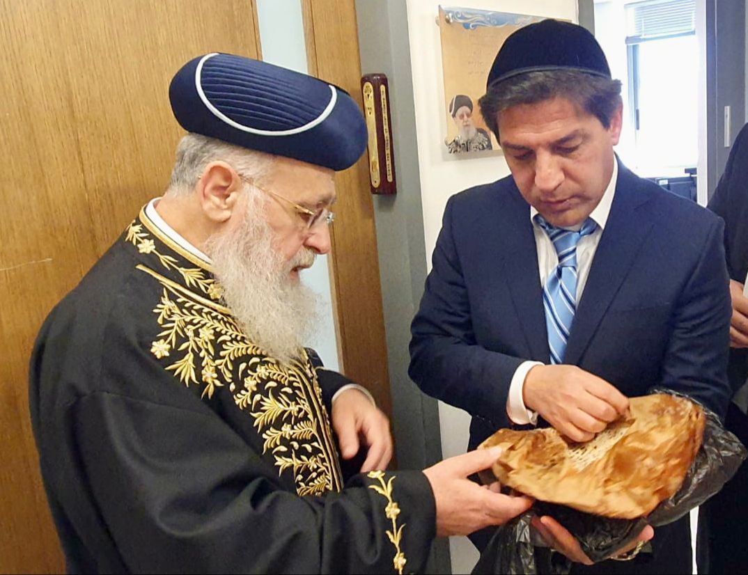 רב הסלבס הגיש לראשון לציון את המצות הירושלמיות 