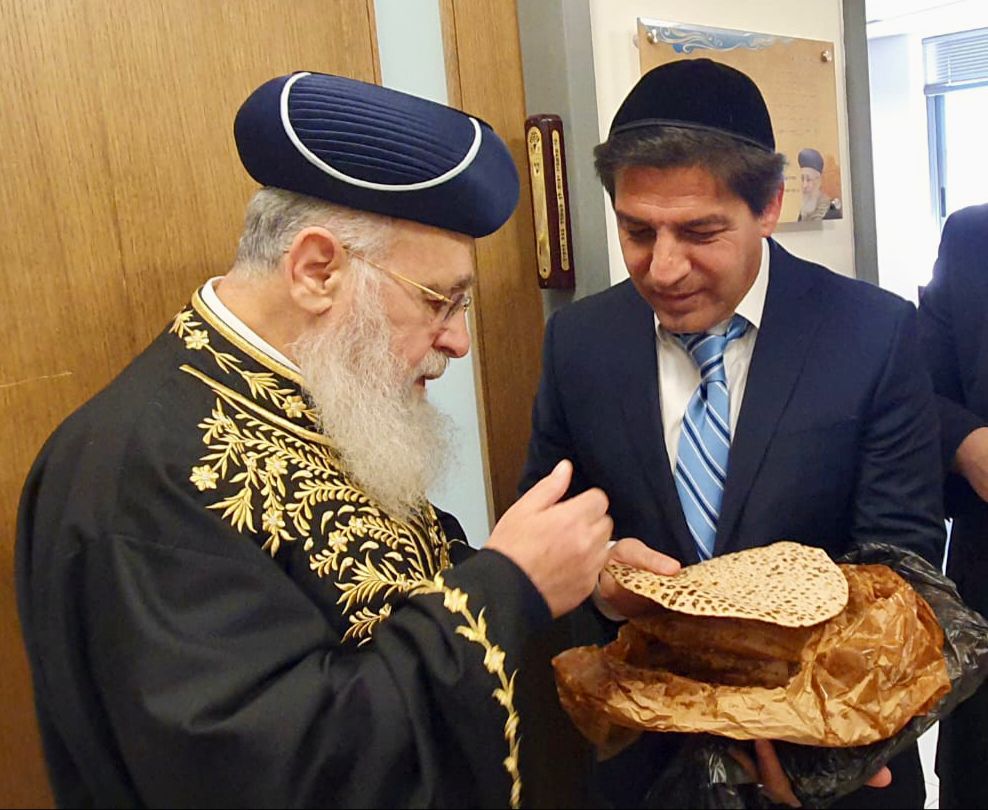 רב הסלבס הגיש לראשון לציון את המצות הירושלמיות 