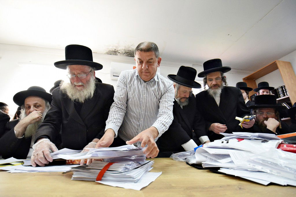 פראג' - הגוי של ביתר עילית, קנה את החמץ | תיעוד