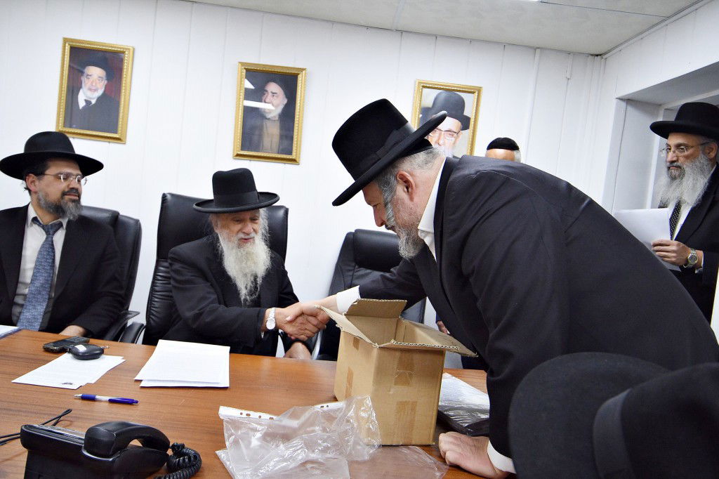 פראג' - הגוי של ביתר עילית, קנה את החמץ | תיעוד