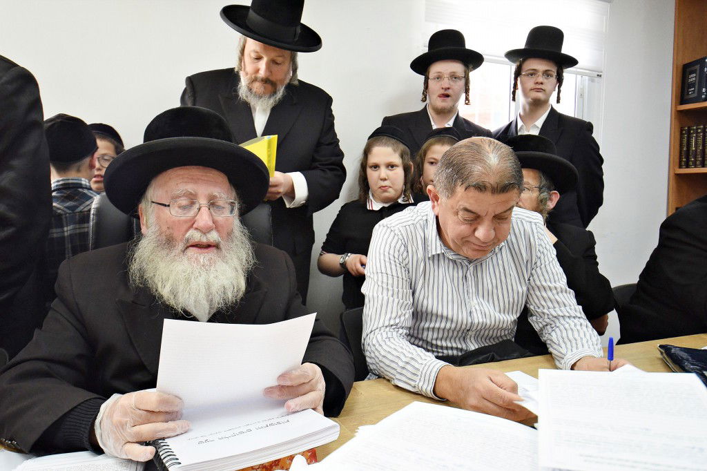 פראג' - הגוי של ביתר עילית, קנה את החמץ | תיעוד