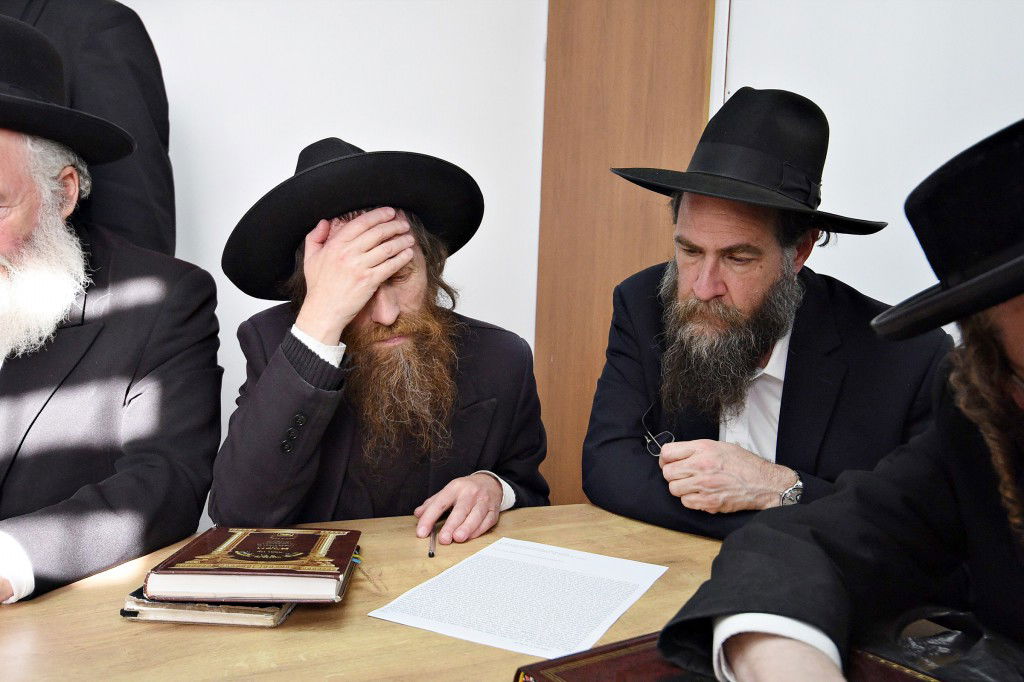 פראג' - הגוי של ביתר עילית, קנה את החמץ | תיעוד