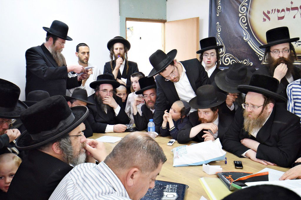 פראג' - הגוי של ביתר עילית, קנה את החמץ | תיעוד