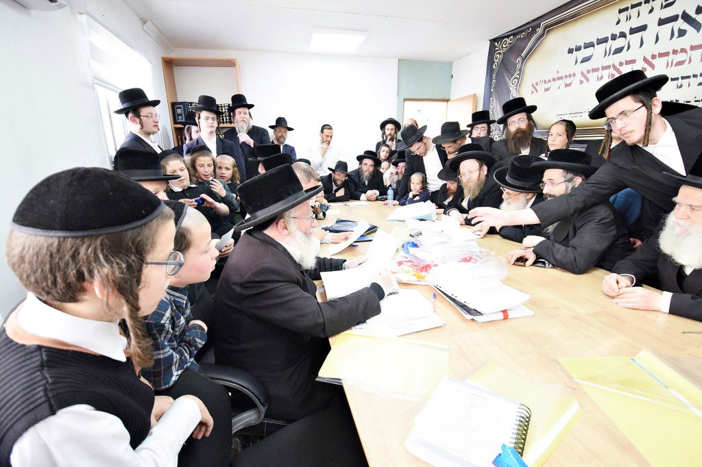 פראג' - הגוי של ביתר עילית, קנה את החמץ | תיעוד