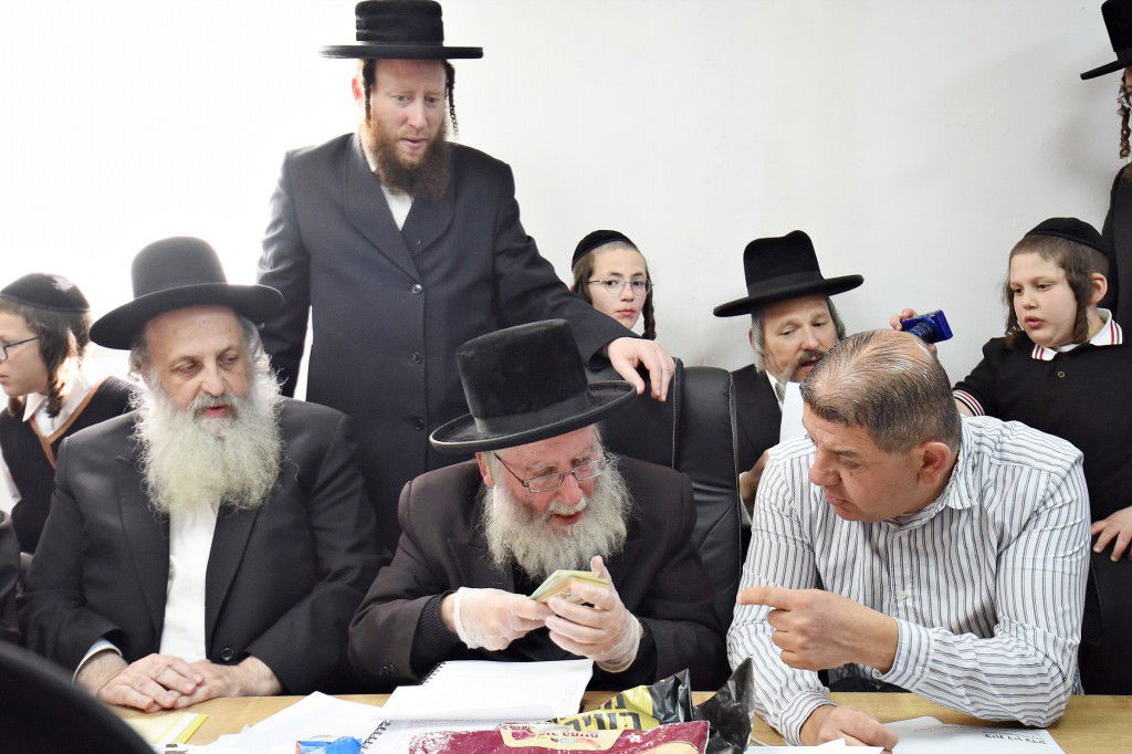 פראג' - הגוי של ביתר עילית, קנה את החמץ | תיעוד