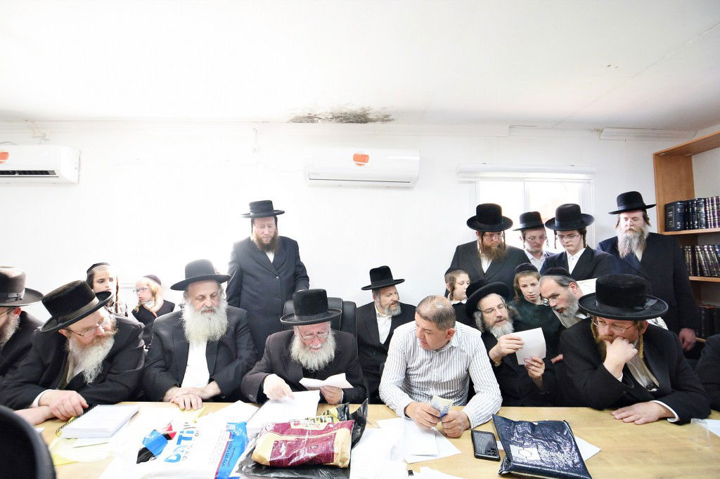 פראג' - הגוי של ביתר עילית, קנה את החמץ | תיעוד