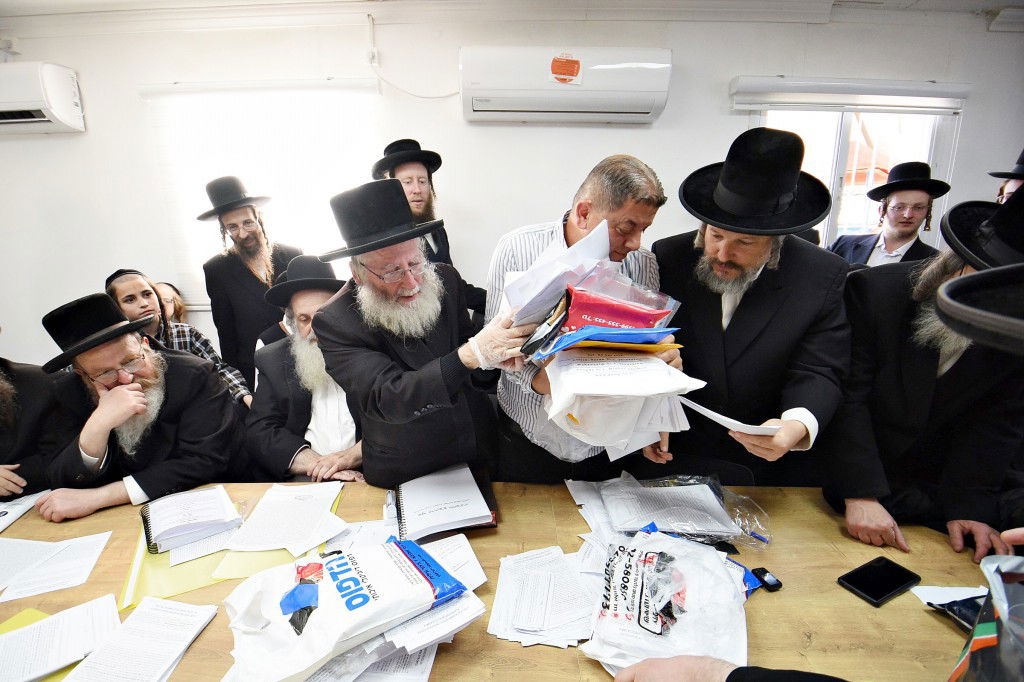 פראג' - הגוי של ביתר עילית, קנה את החמץ | תיעוד