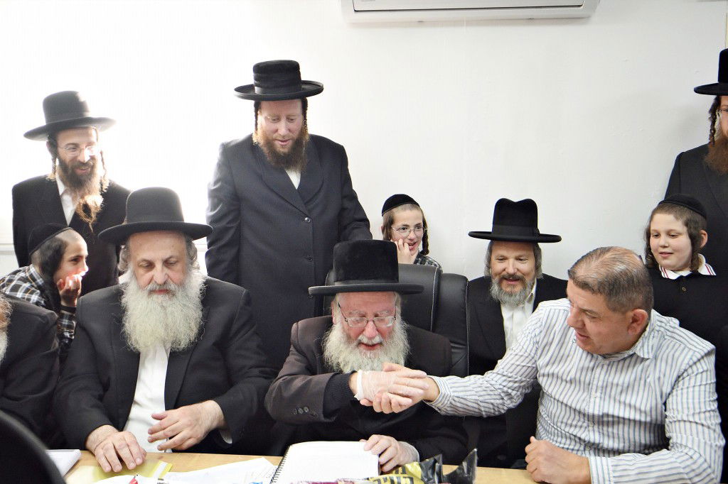 פראג' - הגוי של ביתר עילית, קנה את החמץ | תיעוד