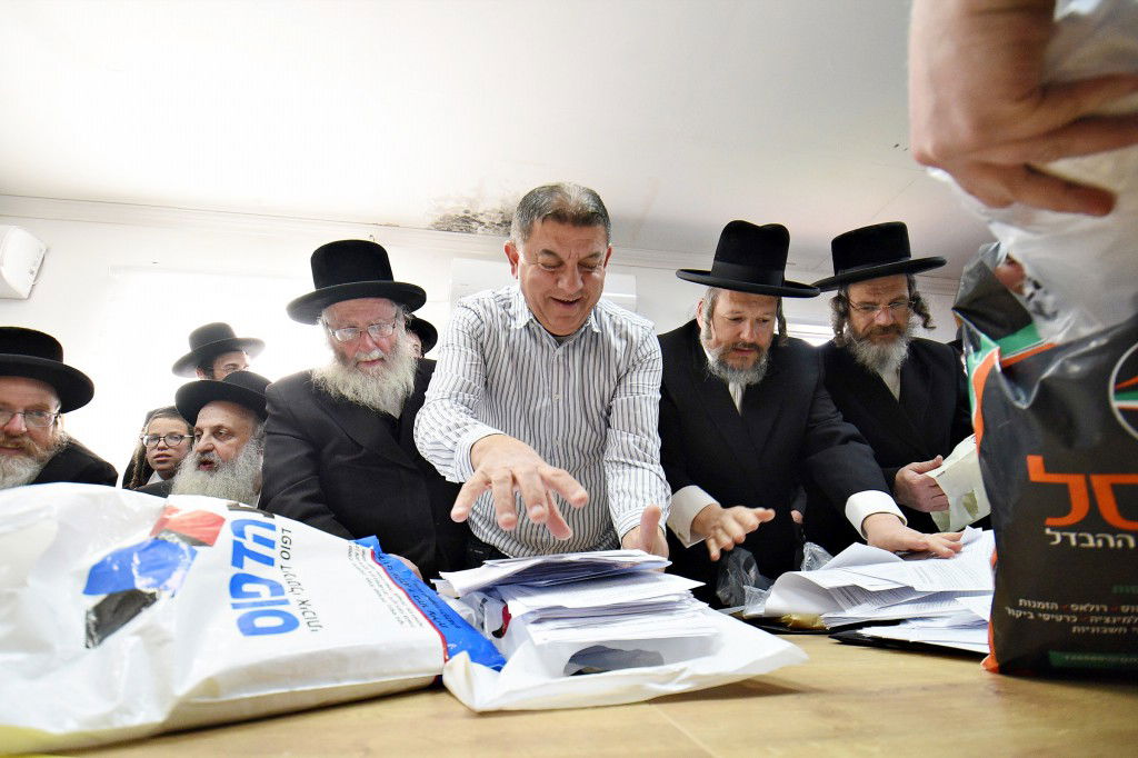 פראג' - הגוי של ביתר עילית, קנה את החמץ | תיעוד