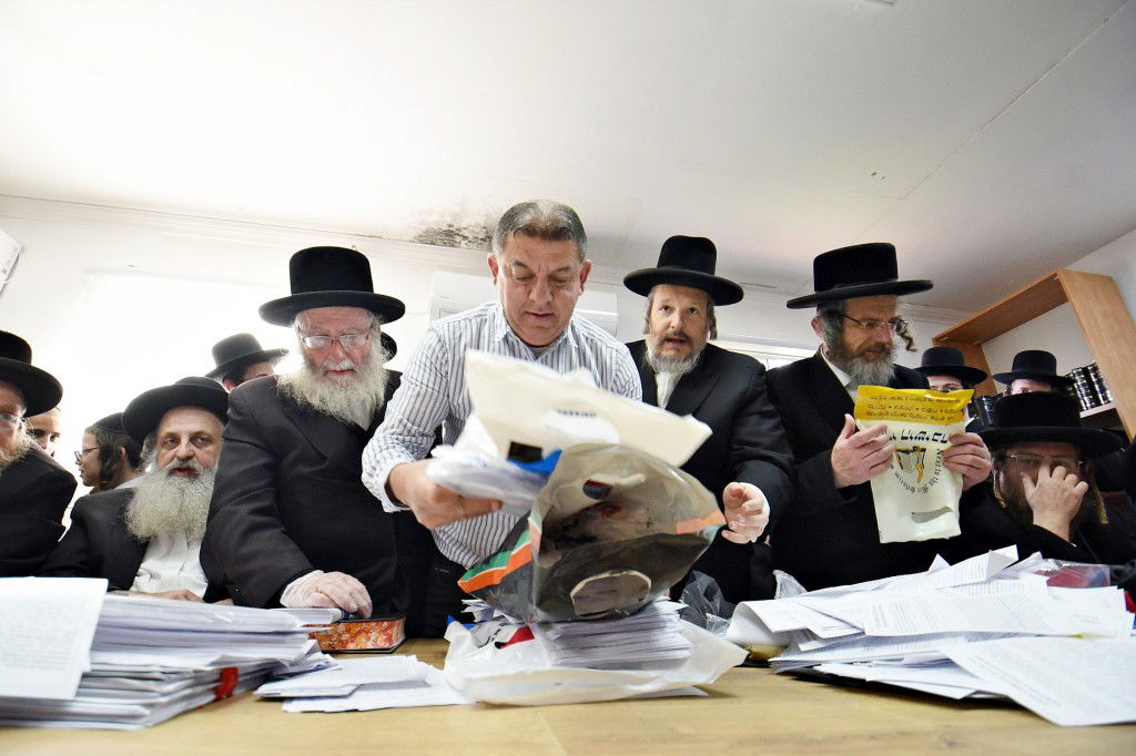 פראג' - הגוי של ביתר עילית, קנה את החמץ | תיעוד