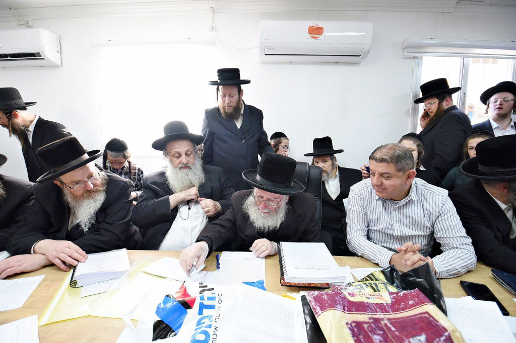 פראג' - הגוי של ביתר עילית, קנה את החמץ | תיעוד