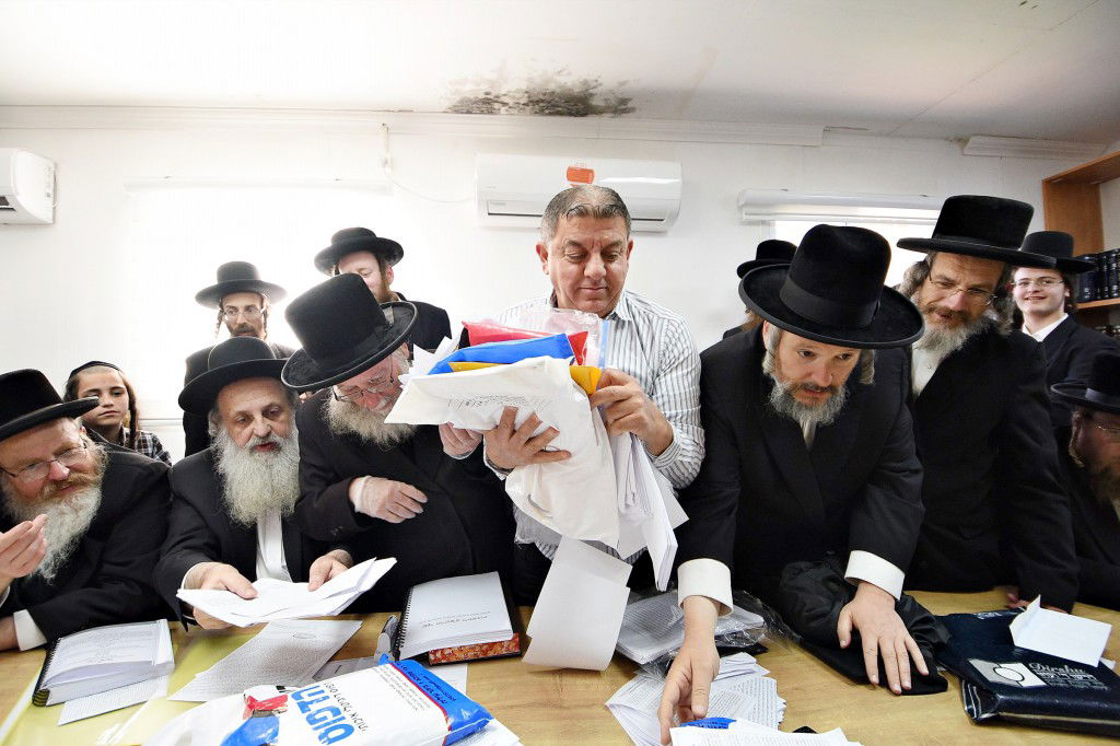 פראג' - הגוי של ביתר עילית, קנה את החמץ | תיעוד