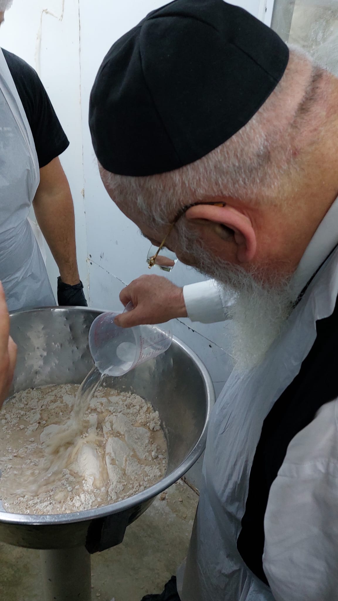 לאחר חצות: הראשל"צ הגר"ש עמאר באפיית מצות • תיעוד