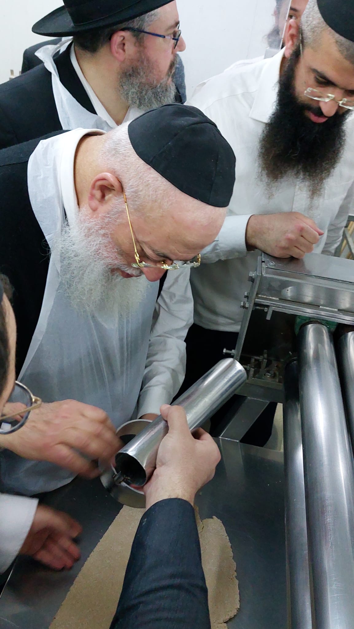 לאחר חצות: הראשל"צ הגר"ש עמאר באפיית מצות • תיעוד