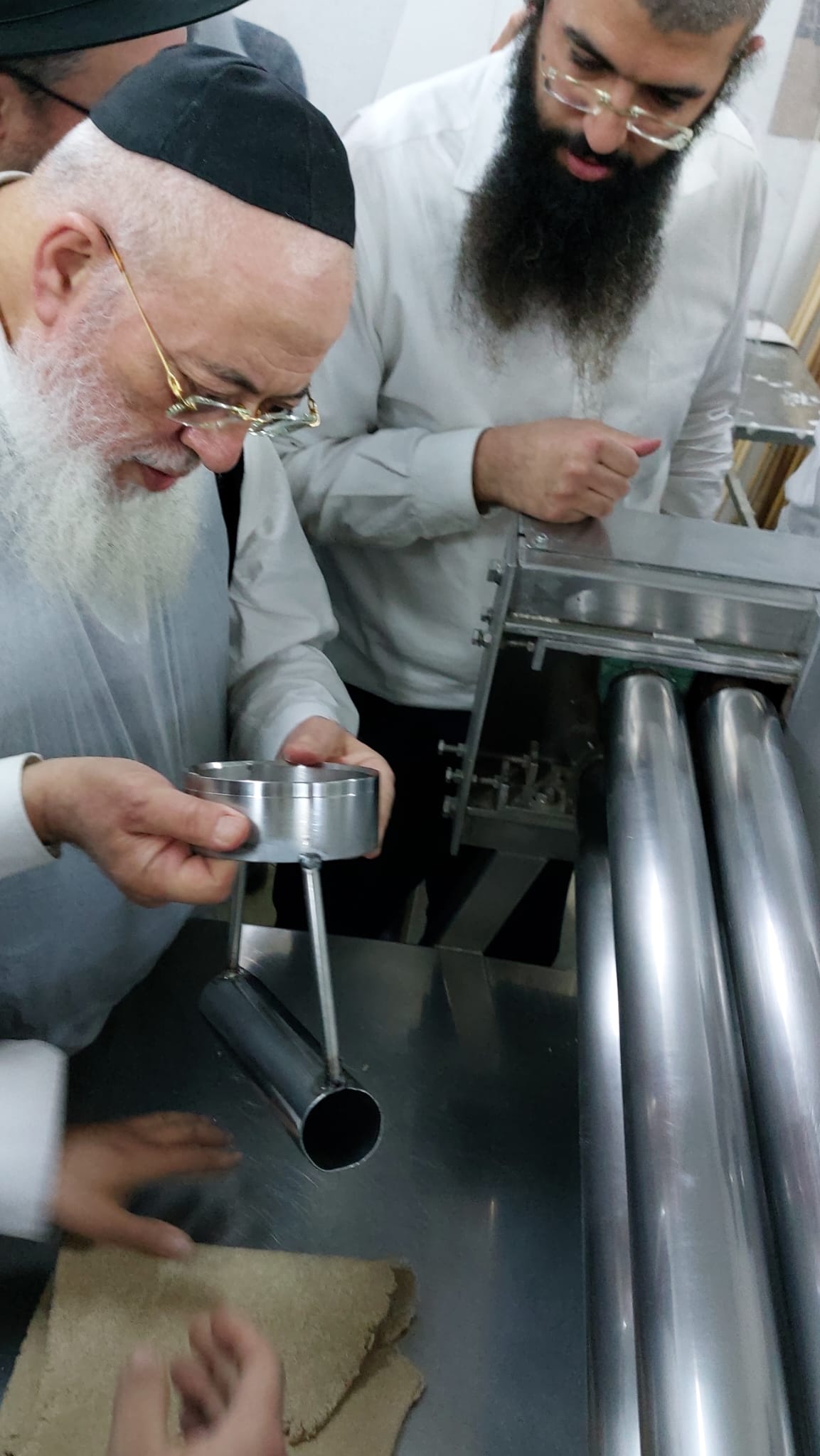 לאחר חצות: הראשל"צ הגר"ש עמאר באפיית מצות • תיעוד