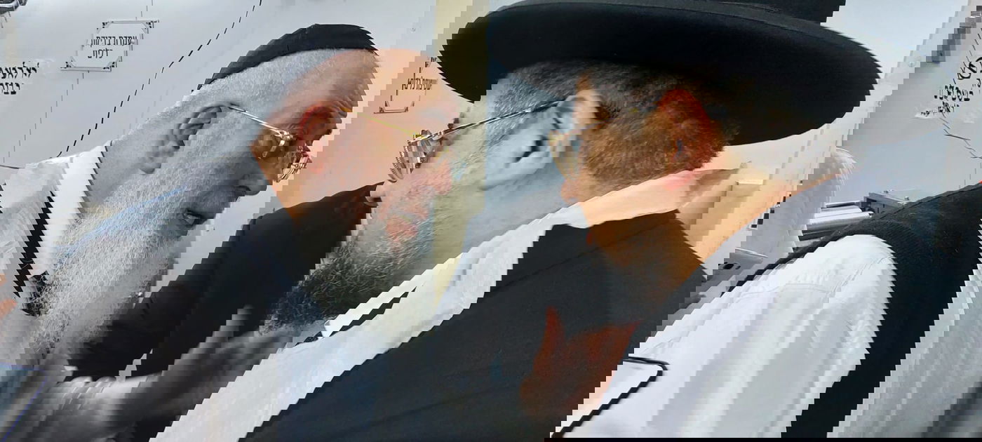 לאחר חצות: הראשל"צ הגר"ש עמאר באפיית מצות • תיעוד