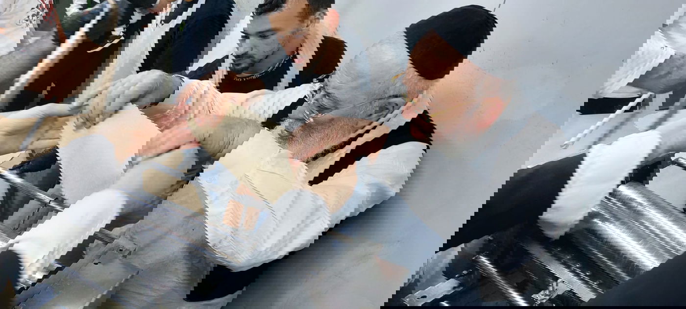 לאחר חצות: הראשל"צ הגר"ש עמאר באפיית מצות • תיעוד