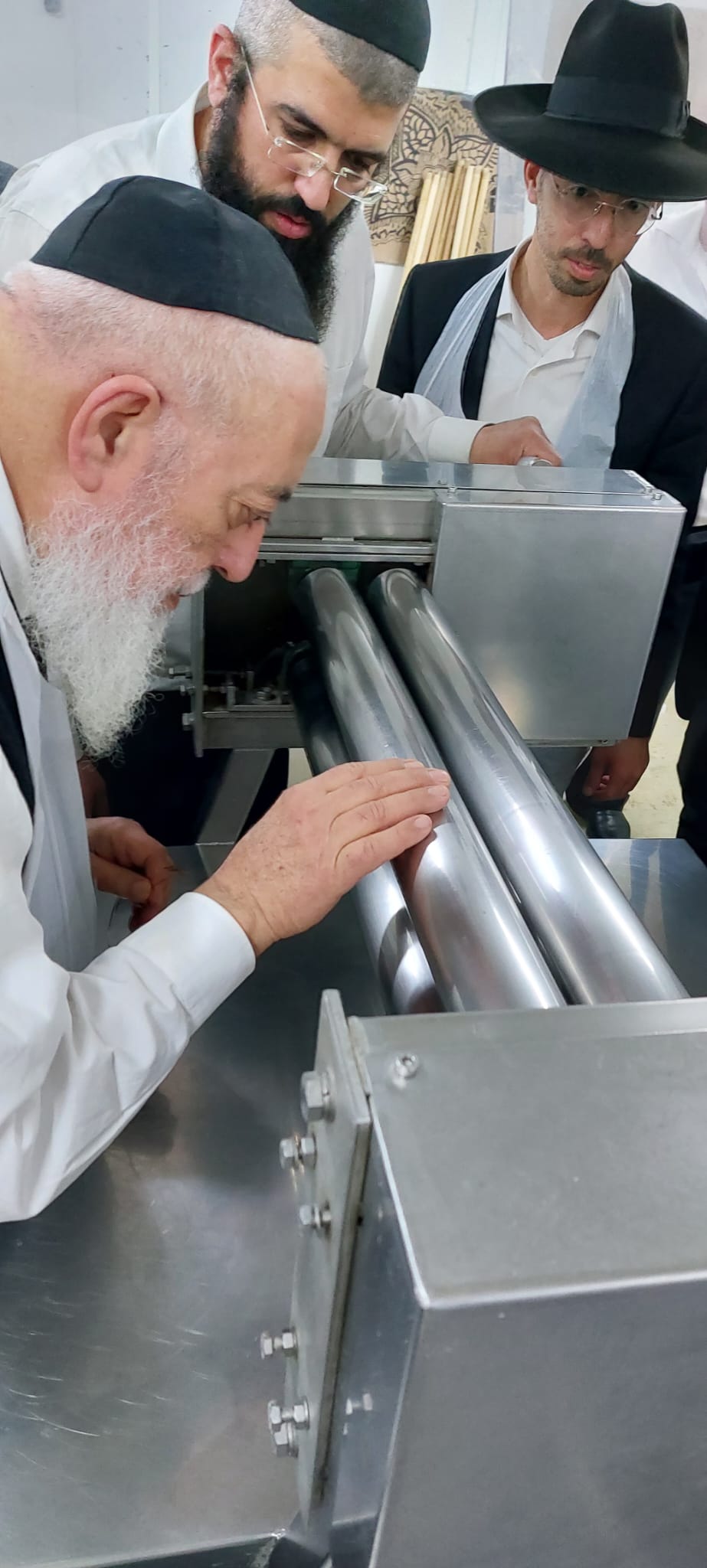 לאחר חצות: הראשל"צ הגר"ש עמאר באפיית מצות • תיעוד