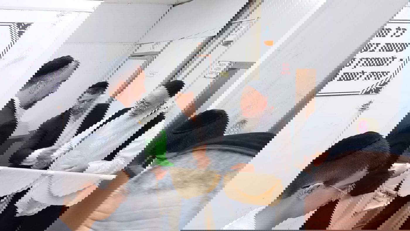 לאחר חצות: הראשל"צ הגר"ש עמאר באפיית מצות • תיעוד