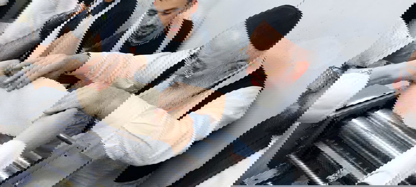 לאחר חצות: הראשל"צ הגר"ש עמאר באפיית מצות • תיעוד