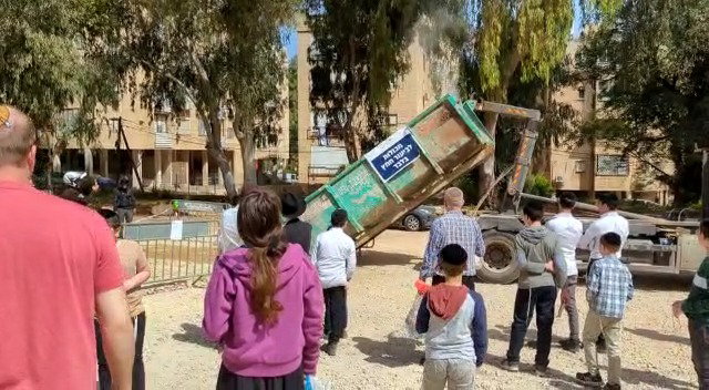 מפנים את המכולה