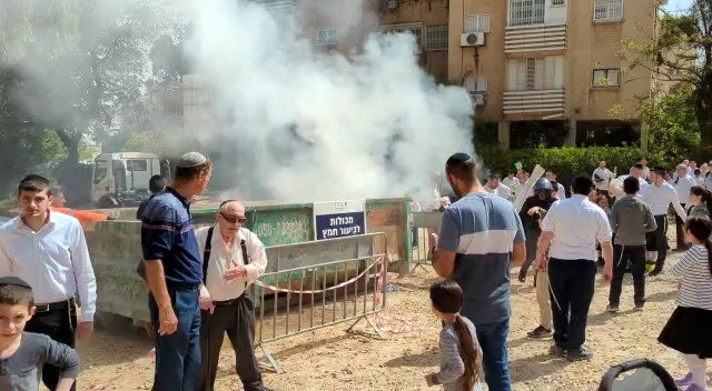 מכבים את המכולה בשעה שאנשים ממשיכים לבוא עם חמץ