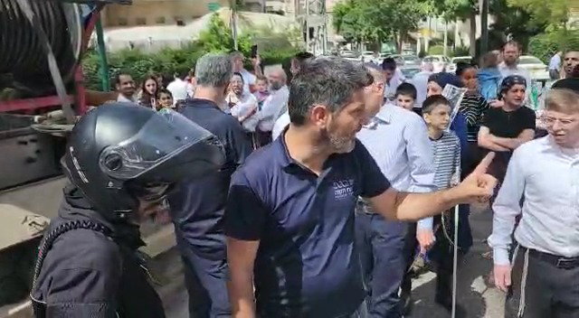 "רוצה שנעכב אותך?"