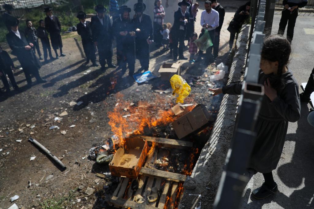 "כעפרא דארעא": שריפת החמץ בשכונת מאה שערים
