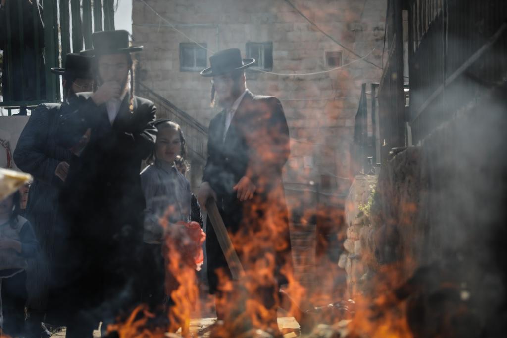 "כעפרא דארעא": שריפת החמץ בשכונת מאה שערים