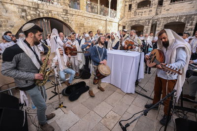 המונים בתפילת הלל חגיגית בעיר העתיקה בצפת | גלריה מיוחדת