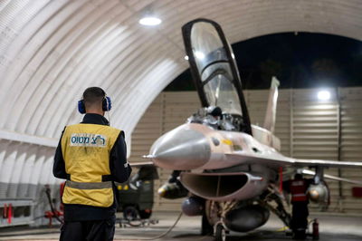 טייס חיל האוויר בדרכו לתקיפה