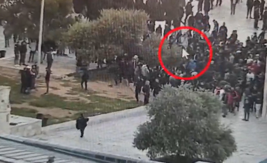 יידו אבנים בהר הבית - והפילו אישה מוסלמית | צפו בתיעוד