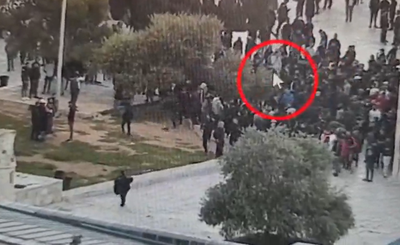 יידו אבנים בהר הבית - והפילו אישה מוסלמית | צפו בתיעוד