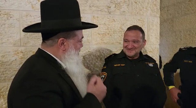 הרב יגאל כהן בשיחה עם המפכ"ל