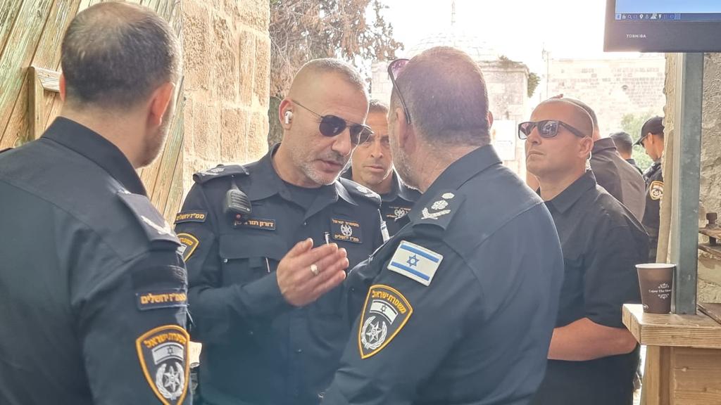 מפקד המחוז מתדרך הבוקר ליד הכותל