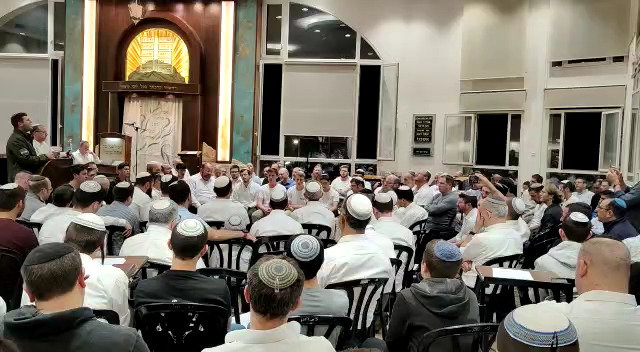התפילות בבית הכנסת