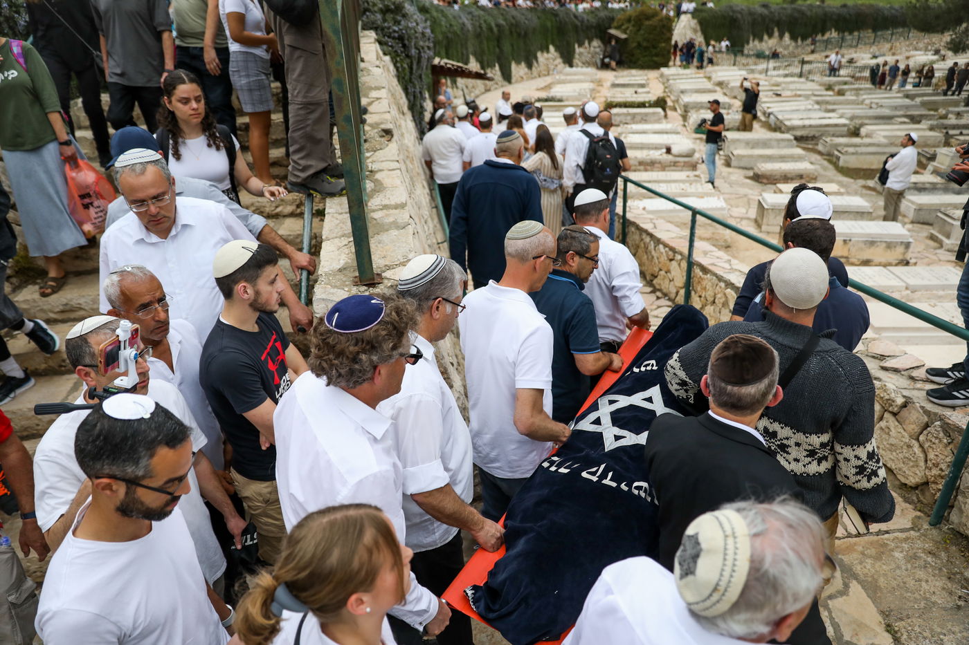 גלריה דומעת: הלווית האחיות שנרצחו בפיגוע בבקעה | צפו