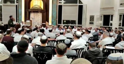 התפילות בבית הכנסת