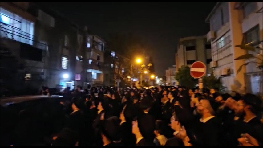 המונים מחוץ לביתו של ראש הישיבה