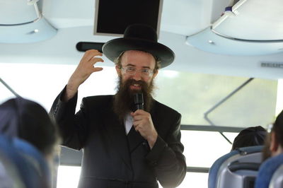 הרב גולדווסר נואם לקבוצת תלמידים באחד המסעות
