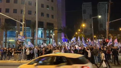שעה לאחר נאום רה"מ נתניהו: עשרות יצאו להפגין בתל אביב