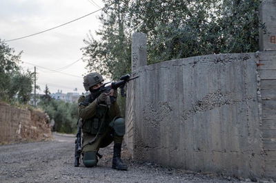 במהלך מעצר מבוקשים: ירי על הכוחות; קצין ולוחם נפצעו קל