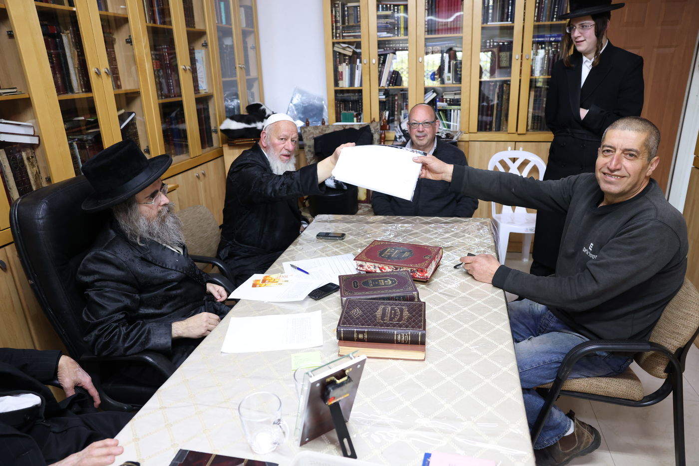 רבו של המושב מירון במכירת חמץ | תיעוד